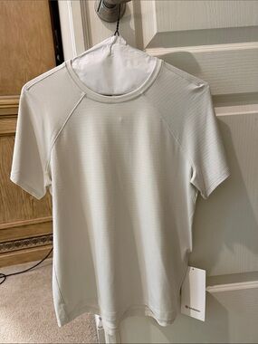 lululemon athletica Men’s Short Sleeve Crew Shirt - Light Cream